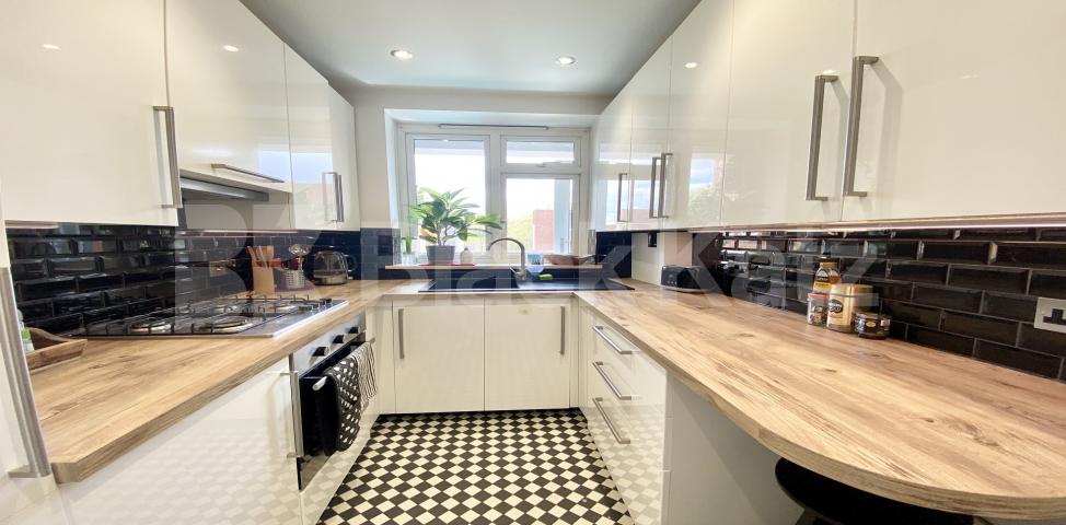 			LET , 2 Bedroom, 1 bath, 1 reception Apartment			 Enid Street, Bermondsey